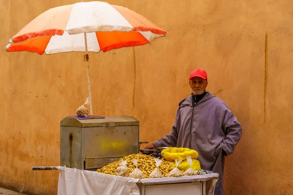 モロッコのマラケシュ 2023年4月5日 モロッコのマラケシュのメディナで 売り手と彼の屋台と路地の景色 — ストック写真
