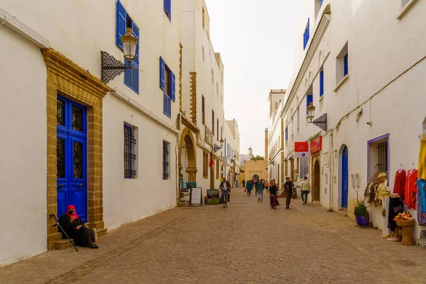 Essaouira Marruecos Abril 2023 Escena Callejera Medina Con Lugareños Visitantes — Foto de Stock