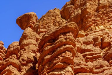 Dades Vadisi 'ndeki çeşitli kaya oluşumlarının görüntüsü, Yüksek Atlas Dağları, Orta Fas