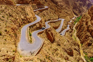 Dades Vadisi 'nde, Orta Fas' taki Yüksek Atlas Dağları 'nda bir dağ geçidinin üzerinde virajlı bir yol görülüyor.