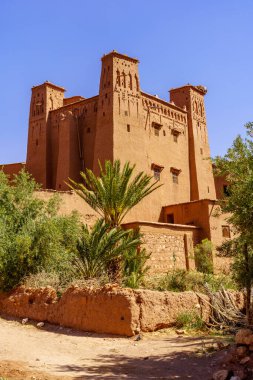 Fas 'taki Yüksek Atlas Dağları' ndaki tarihi Ait Benhaddou köyünün manzarası.