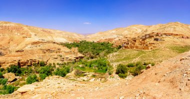 Manzara ve Fas 'taki Yüksek Atlas Dağları' ndaki yerel bir köy.