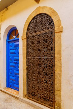 Essaouira 'daki (Mogador) tipik kapı manzarası, Fas