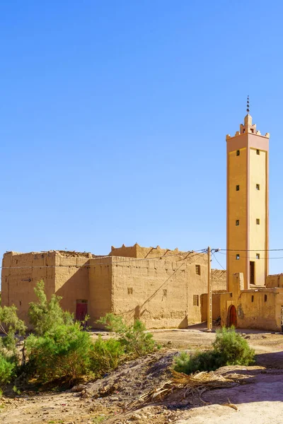 Sahra Çölü Fas Evleri Camisi Minaresi Olan Tipik Bir Çamur — Stok fotoğraf
