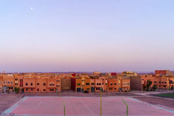 Vista Del Atardecer Casas Rojas Con Campo Deportes Luna Ouarzazate —  Fotos de Stock