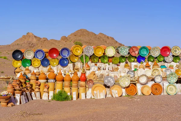 高アトラス山脈 モロッコで販売中の典型的なカラフルな陶器のアイテムのビュー — ストック写真