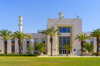 Hayfa, İsrail - 04 Mayıs 2023: Hayfa, İsrail 'deki tarihi elektrik santralinin (Rutenberg binasının) ofis binasının görüntüsü