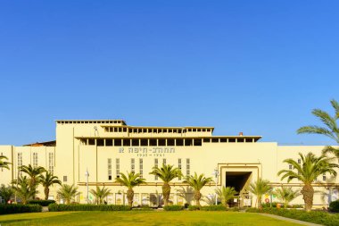 Hayfa, İsrail - 04 Mayıs 2023: Hayfa, İsrail 'deki ilk elektrik santrali binasının görüntüsü