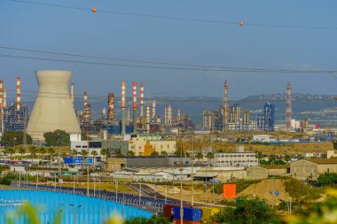 Hayfa, İsrail - 06 Mayıs 2023: İsrail 'in Hayfa kentindeki rafinerilerin ve çevresindeki petrokimyasal sanayi alanlarının görüntüsü