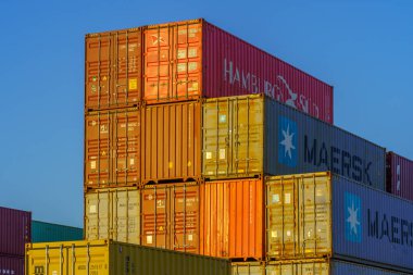 Hayfa, İsrail - 06 Mayıs 2023: Haifa Körfezi sanayi bölgesindeki nakliye konteynerlerinin depolama alanının görüntüsü