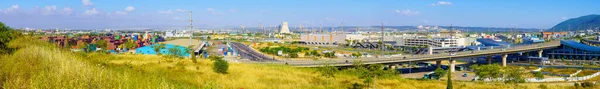 以色列海法 2023年5月6日 以色列海法湾工业区全景 有公路和运输中心 — 图库照片