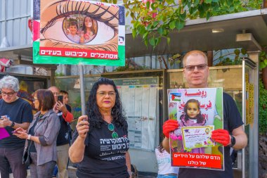 Hayfa, İsrail - 13 Mayıs 2023: Savaş karşıtı işaretleri olan bir grup insan. Hayfa, İsrail 'de 19 hafta süren hükümet karşıtı protesto