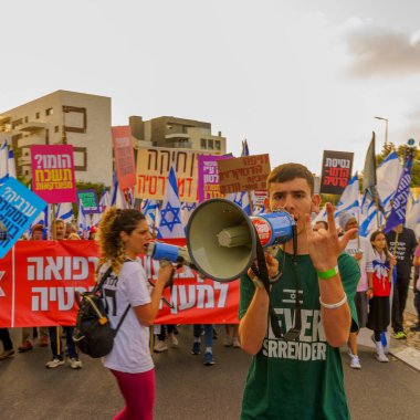 Hayfa, İsrail - 13 Mayıs 2023: İnsanlar bayraklar ve çeşitli işaretlerle yürüyor. Hayfa, İsrail 'de 19 hafta süren hükümet karşıtı protesto