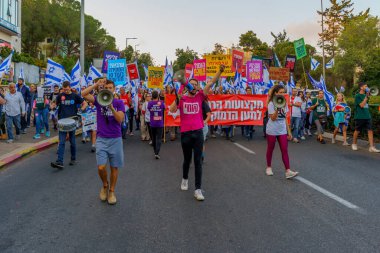 Hayfa, İsrail - 13 Mayıs 2023: İnsanlar bayraklar ve çeşitli işaretlerle yürüyor. Hayfa, İsrail 'de 19 hafta süren hükümet karşıtı protesto