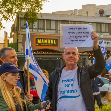 Hayfa, İsrail - 13 Mayıs 2023: Bayraklar ve çeşitli işaretlerle ayakta duran insanlar. Hayfa, İsrail 'de 19 hafta süren hükümet karşıtı protesto