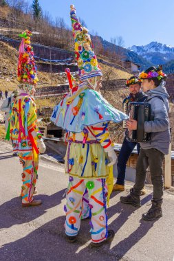 Valfloriana, İtalya - 26 Şubat 2022: Valfloriana Karnavalı, Trentino, Kuzey İtalya 'da geleneksel kostümler ve izleyiciler