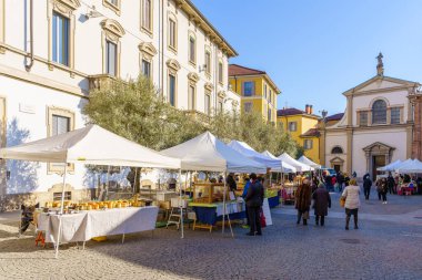 Monza, İtalya - 27 Şubat 2022: Piazza Carrobiolo 'daki pazar sahnesi, yerel halk ve ziyaretçilerle, Monza, Lombardy, Kuzey İtalya