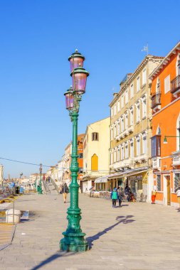 Venedik, İtalya - 01 Mart 2022: Venedik, Veneto, Kuzey İtalya 'da yerel halk ve ziyaretçilerle Fondamenta delle Zattere gezinti sahnesi