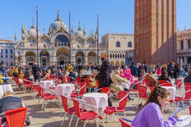 Venedik, İtalya - 01 Mart 2022: St. Marks Meydanı Sahnesi, Venedik, Veneto, Kuzey İtalya