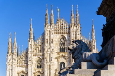 Milan, İtalya - 03 Mart 2022: Katedral (Duomo) cephesi ve Vittorio Emanuele Heykeli (1879 tarihli) ön planda, Milano, Lombardiya, Kuzey İtalya