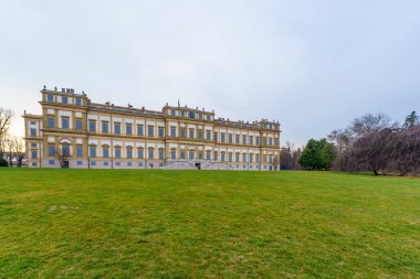 Monza Parkı 'ndaki çimenli ve ağaçlı Villa Reale binasının manzarası, açık bir kış gününde. Monza, Lombardy, Kuzey İtalya
