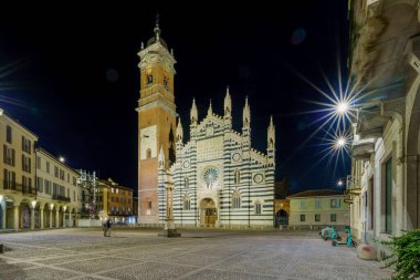 Katedralin gece manzarası (Duomo, Basilica di San Giovanni Battista), Monza, Lombardy, Kuzey İtalya