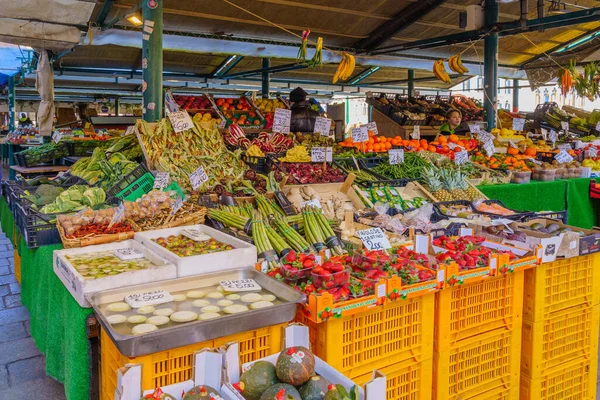 Venedik Talya Şubat 2022 Rialto Pazarı Sahnesi Satılık Sebzeler Satıcılar — Stok fotoğraf