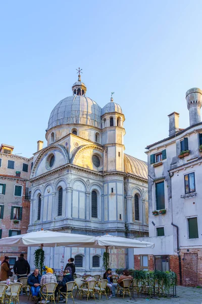ヴェネツィア イタリア 2022年2月28日 サンタ マリア ミラコリ教会の眺め カフェ 地元民 および訪問者 ヴェネツィア — ストック写真