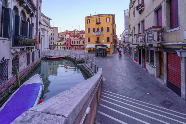 Venecia Italia Febrero 2022 Salida Del Sol Una Calle Con — Foto de Stock