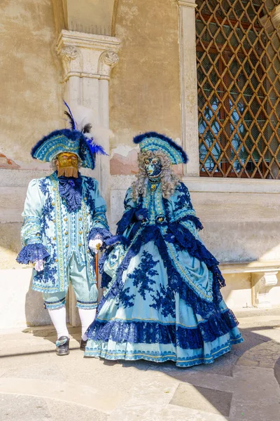 Венеция Италия Марта 2022 Года Пара Одетая Традиционные Костюмы Набережной — стоковое фото