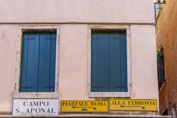 Venetië Italië Maart 2022 Zicht Een Typisch Vierkant Naambord Richtingbord — Stockfoto