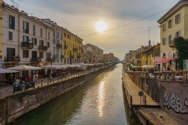 ミラノ イタリア 2022年3月2日 ナヴィリオ グランデ運河の眺め 地元民や観光客と ナヴィリ ミラノ ロンバルディア 北イタリア — ストック写真