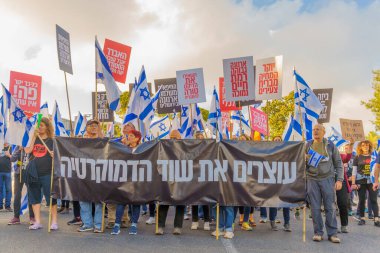 Hayfa, İsrail - 20 Mayıs 2023: İnsanlar bayraklar ve çeşitli işaretlerle yürüyor. Hayfa, İsrail 'de hükümet karşıtı gösterilerin 20. haftası