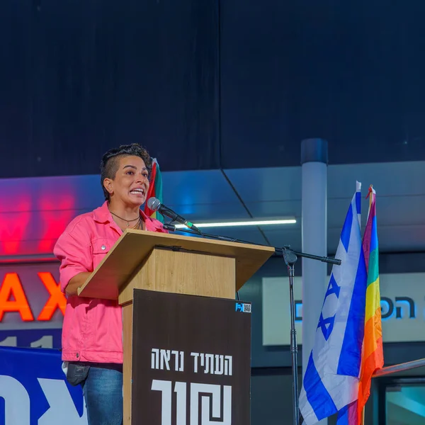 Haifa Israel Toukokuuta 2023 Lgbtq Aktivisti Hila Peer Puhuu Yleisölle — kuvapankkivalokuva