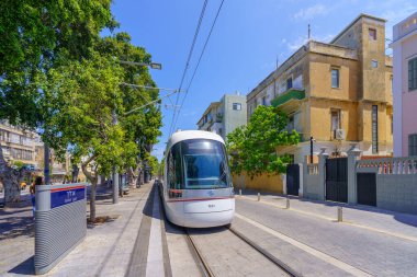 Tel Aviv, İsrail - 21 Mayıs 2023 Kudüs Bulvarı 'nın şu anda İsrail' in Tel-Aviv-Yafo kentinin bir parçası olan Jaffa 'da hafif demiryolu, yerli ve ziyaretçilerle manzarası