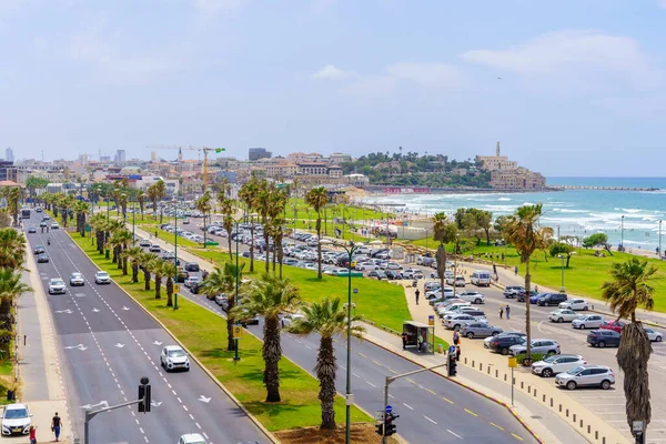 Tel Aviv, İsrail - 21 Mayıs 2023: Karayolları, yerliler, ziyaretçiler ve eski Jaffa ile kıyı manzarası. Tel-Aviv, İsrail