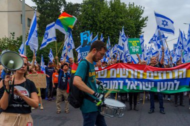 Hayfa, İsrail - 27 Mayıs 2023: İnsanlar bayraklar ve çeşitli işaretlerle yürüyor. Hayfa, İsrail 'de 21. hükümet karşıtı protesto haftası