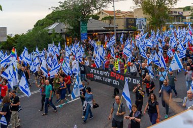 Hayfa, İsrail - 27 Mayıs 2023: İnsanlar bayraklar ve çeşitli işaretlerle yürüyor. Hayfa, İsrail 'de 21. hükümet karşıtı protesto haftası