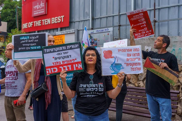 Hayfa, İsrail - 27 Mayıs 2023: İşgal karşıtı işaretleri olan bir grup insan. Hayfa, İsrail 'de 21. hükümet karşıtı protesto haftası