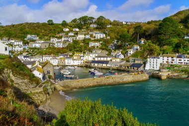 Polperro, İngiltere - 16 Ekim 2022: İngiltere 'nin Cornwall kentindeki Polperro köyünün balıkçı limanının görüntüsü