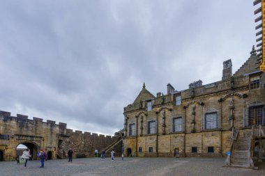 Stirling, İngiltere - 25 Eylül 2022: İskoçya, İngiltere 'de ziyaretçilerle birlikte tarihi Stirling Kalesi' nin görüntüsü