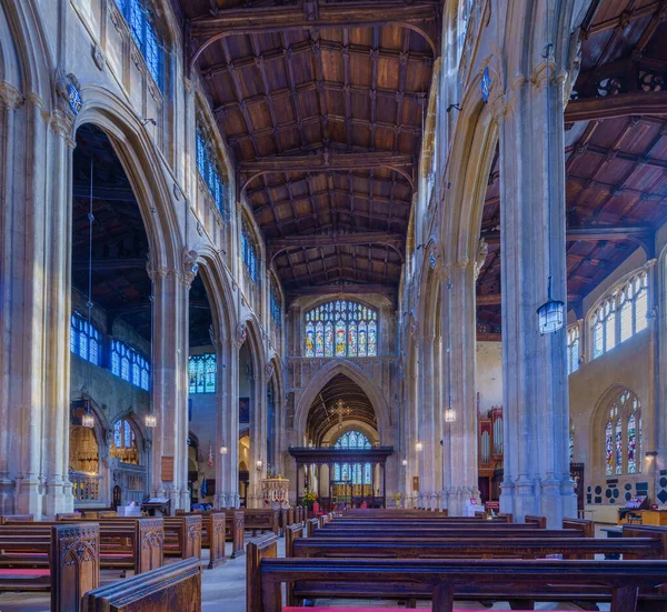 英国锡兰斯特 2022年10月17日 英国科茨沃尔德地区锡兰斯特的圣约翰浸信会教堂及其彩色玻璃窗户的内部景观 — 图库照片