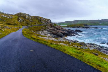 İskoçya 'nın kuzeybatısındaki kıyı yolu manzarası.