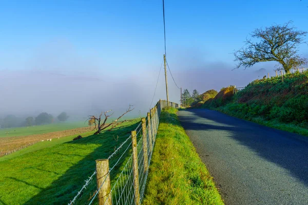 霧の朝の風景の眺め スノードニア国立公園で ウェールズの北 — ストック写真