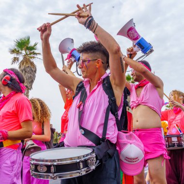 Tel Aviv, İsrail - 8 Haziran 2023: İsrail 'in Tel-Aviv kentindeki yıllık LGBTQ + topluluğunun Onur Yürüyüşü' ne katılan bir grup protestocu