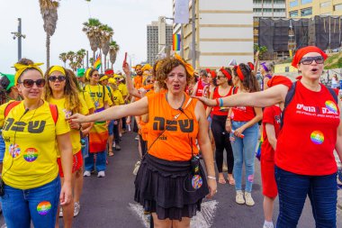 Tel Aviv, İsrail - 8 Haziran 2023: İsrail 'in Tel-Aviv kentindeki yıllık LGBTQ + topluluğunun Onur Yürüyüşü' ne katılan bir grup protestocu