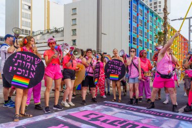 Tel Aviv, İsrail - 8 Haziran 2023: İsrail 'in Tel-Aviv kentindeki yıllık LGBTQ + topluluğunun Onur Yürüyüşü' ne katılan bir grup protestocu