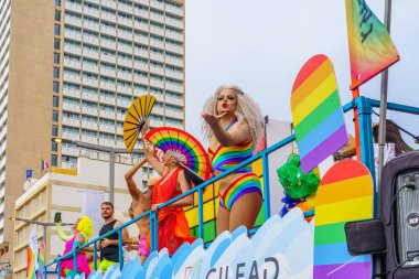 Tel Aviv, İsrail - 08 Haziran 2023: İsrail 'in Tel-Aviv kentindeki LGBTQ + topluluğunun yıllık Onur Yürüyüşü kapsamında bir kamyonda dansçıların görüntülenmesi