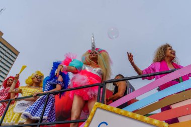 Tel Aviv, İsrail - 08 Haziran 2023: İsrail 'in Tel-Aviv kentindeki LGBTQ + topluluğunun yıllık Onur Yürüyüşü kapsamında bir kamyonda dansçıların görüntülenmesi