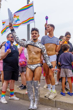 Tel Aviv, İsrail - 8 Haziran 2023: İsrail 'in Tel-Aviv kentindeki LGBTQ + topluluğunun yıllık Onur Yürüyüşü' ne katılan çeşitli katılımcıların görüntülenmesi
